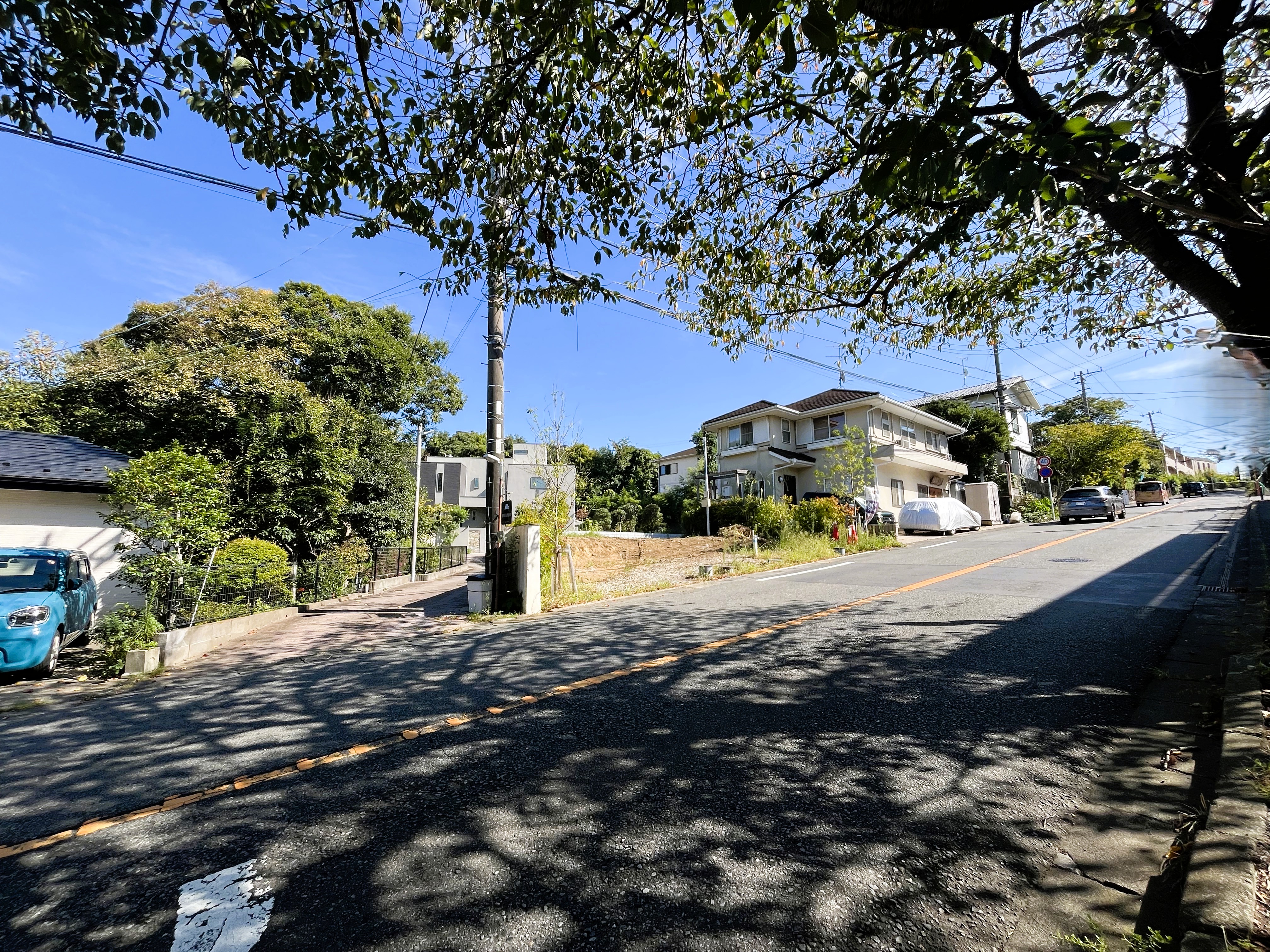 静寂に包まれた邸宅とゆったりとした前面道路