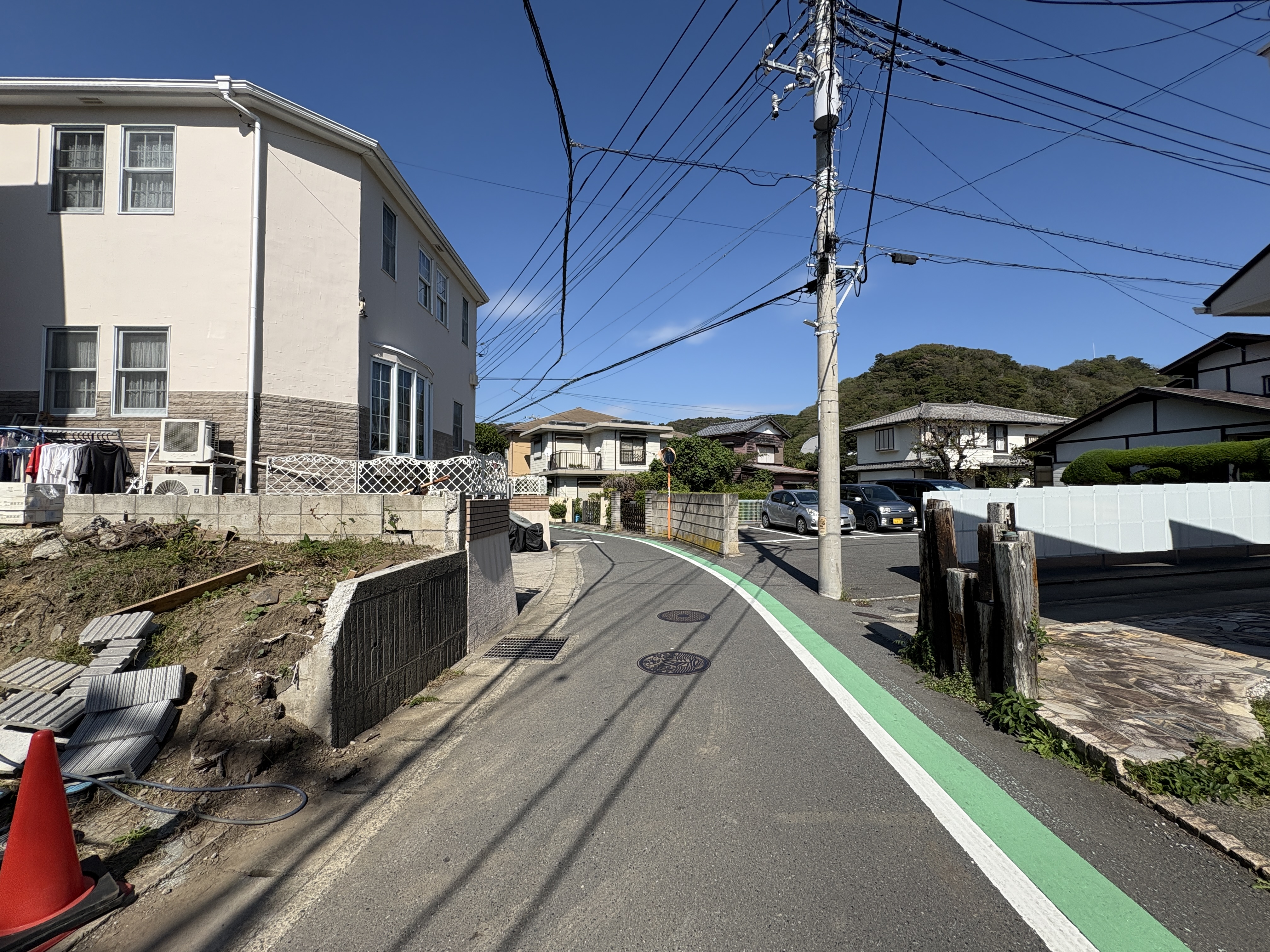 前面道路はしっかりと幅員も確保されております