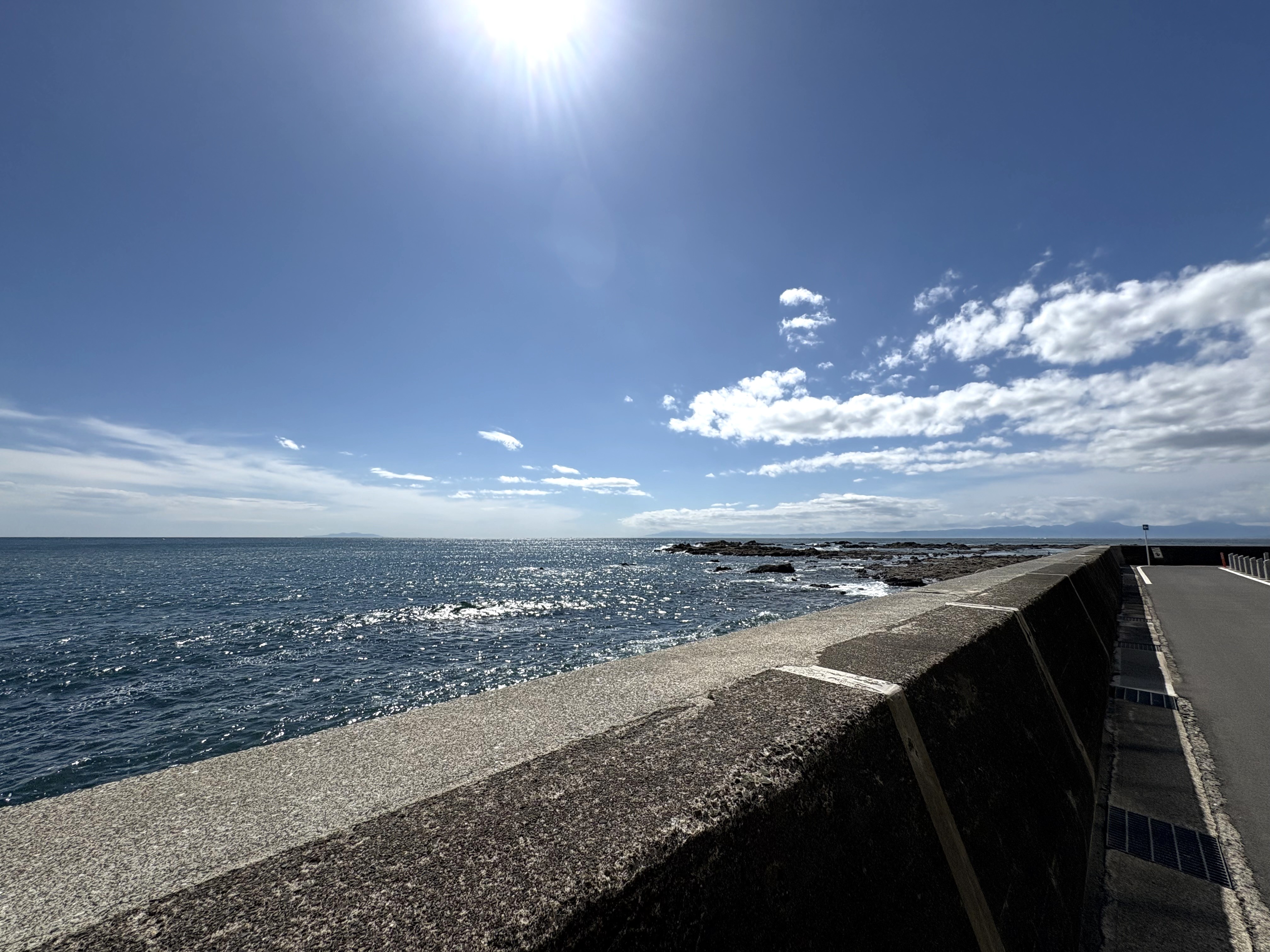 道路向かいの海