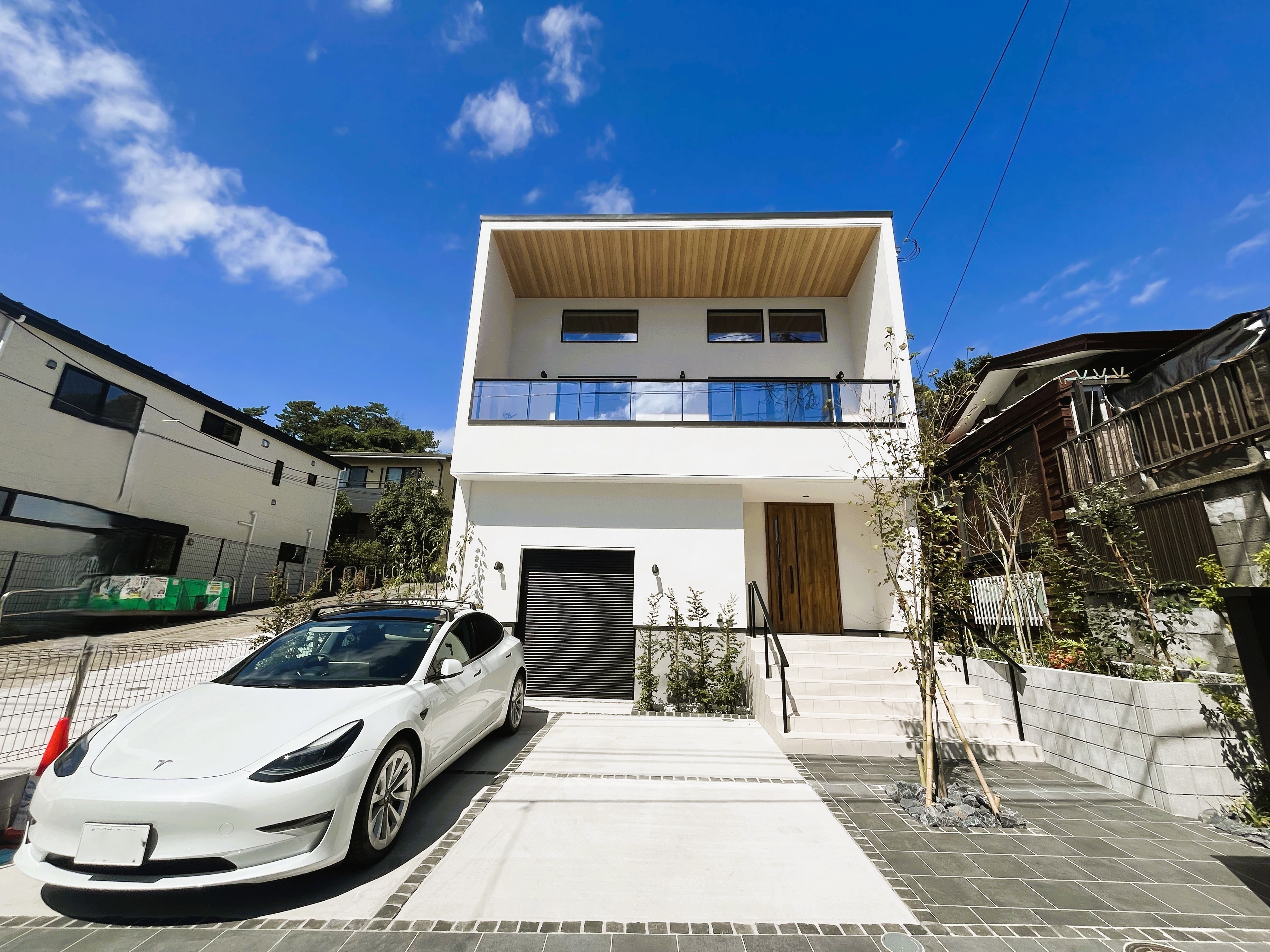 シンプルで洗練された白のモダン外観