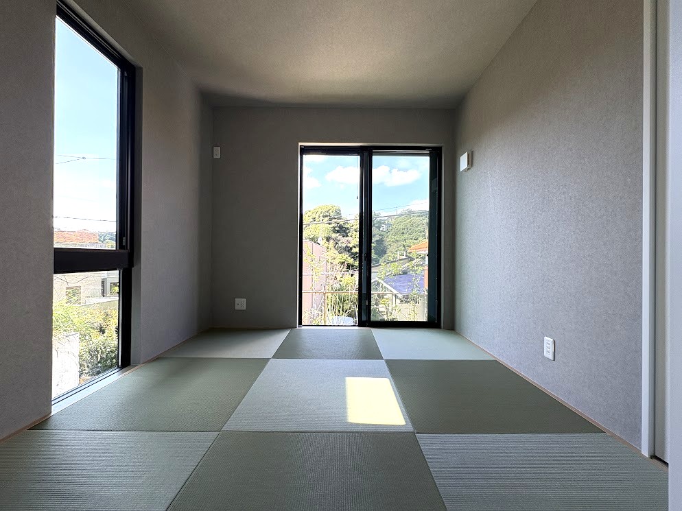和室の窓から広がる穏やかな景色が、心に安らぎをもたらします