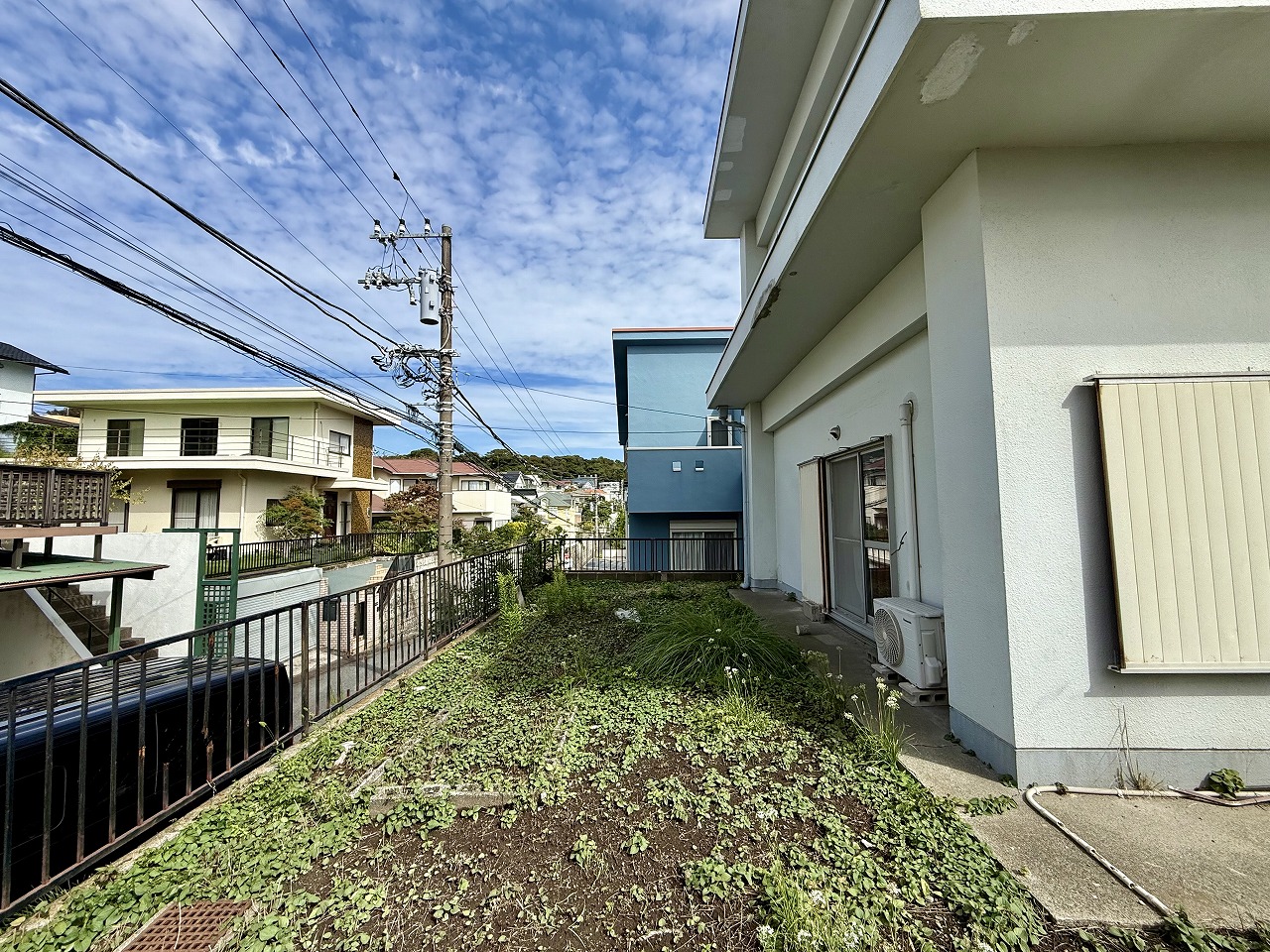 道路側からも一段高くなっています