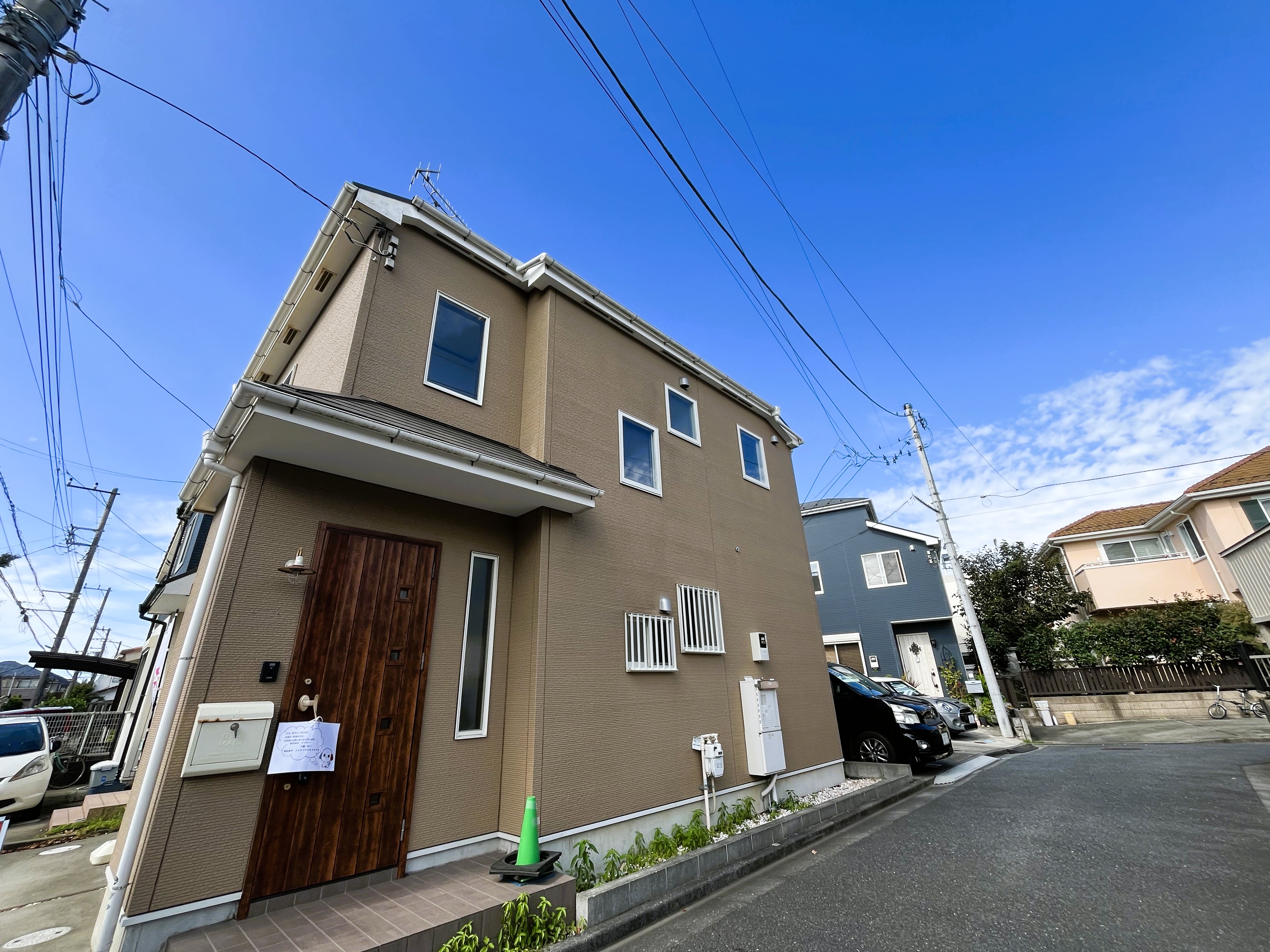 落ち着きのあるデザインの外観