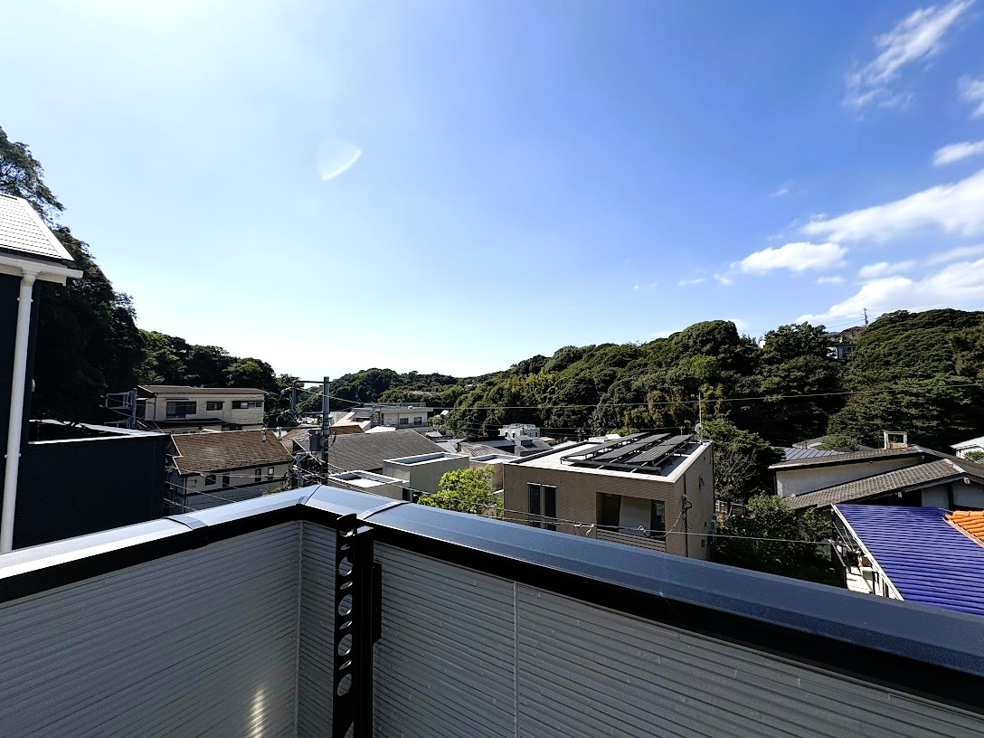 ベランダから望む豊かな緑が、心をゆったりと癒してくれます