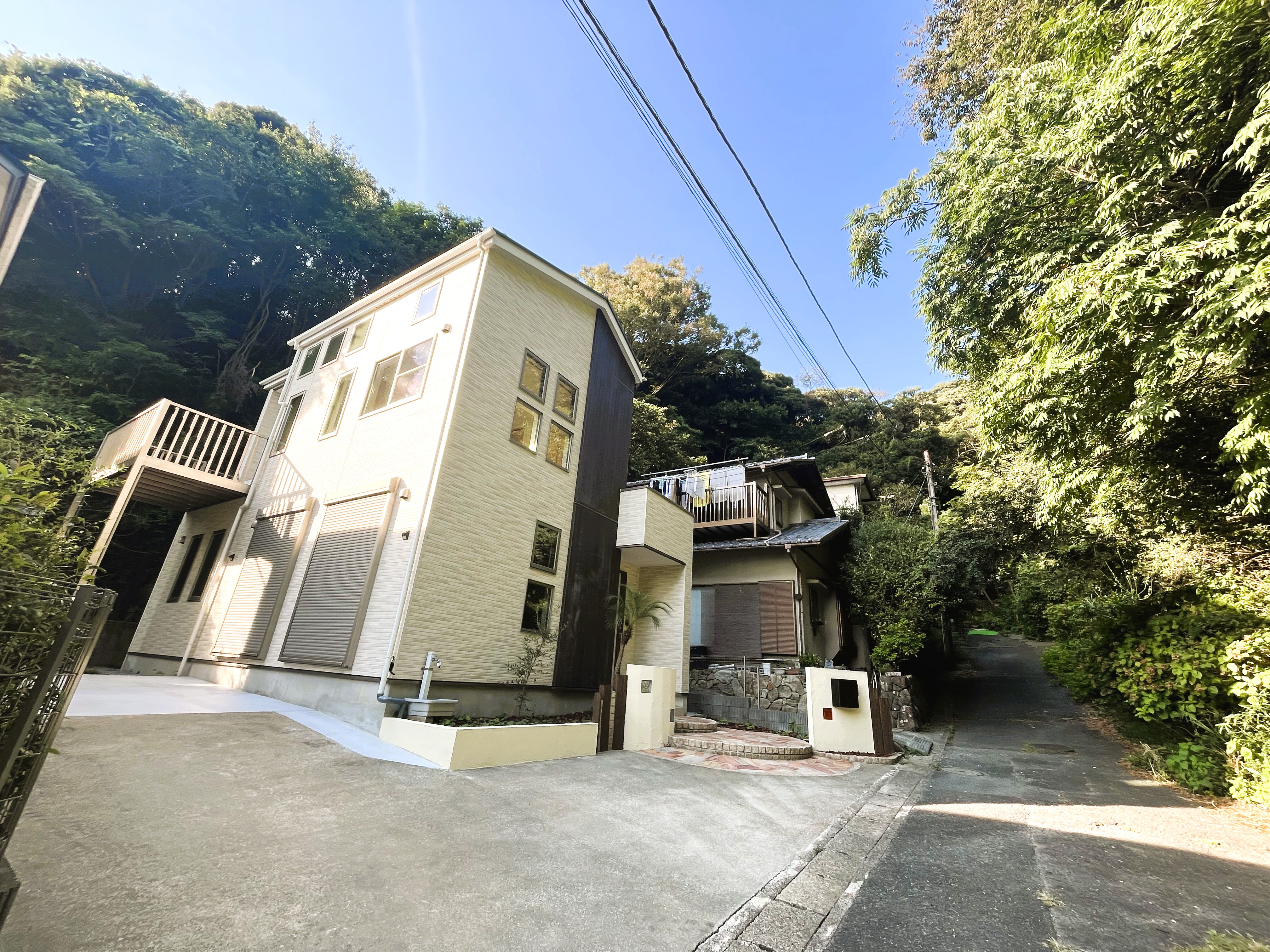 自然に溶け込む落ち着いた外観