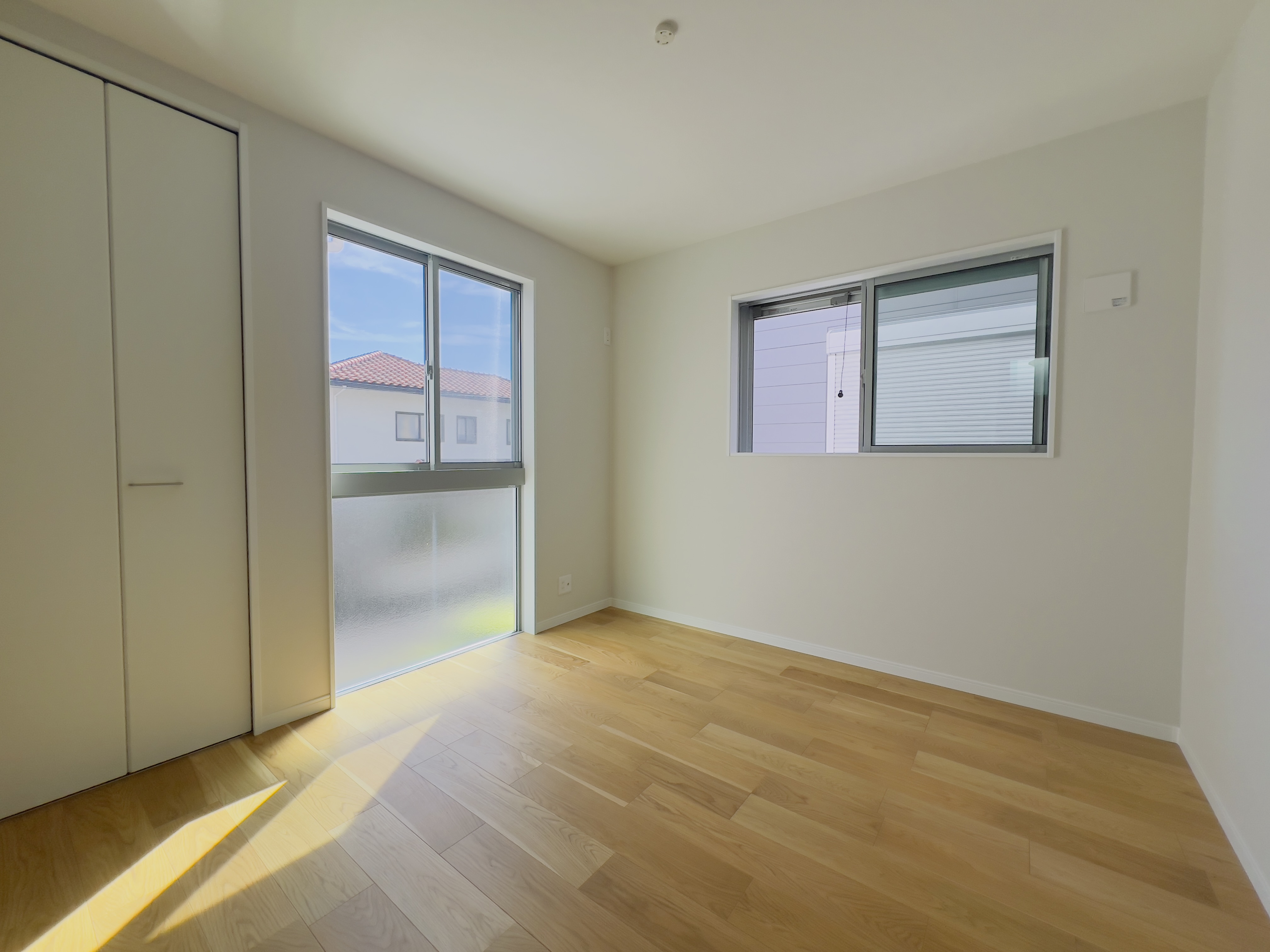1階に洋室3部屋、各部屋に収納がございます