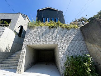 シンプルで洗練されたデザインが印象的な外観です